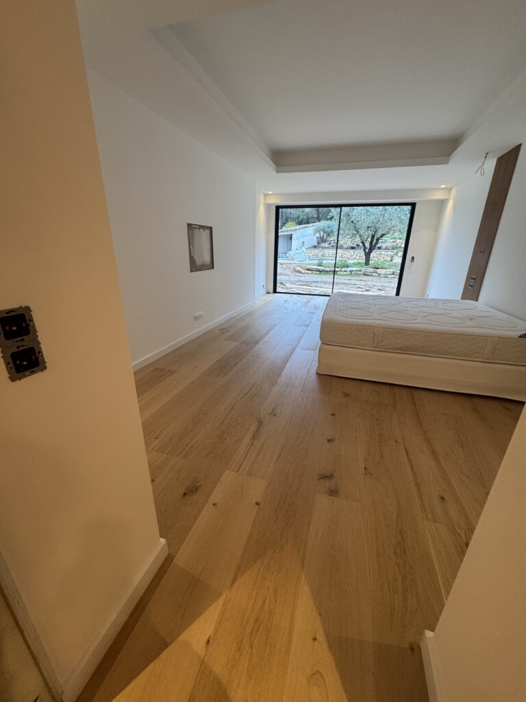 Revêtement de sol à aspect bois dans une chambre de la villa Pépite à Valbonne