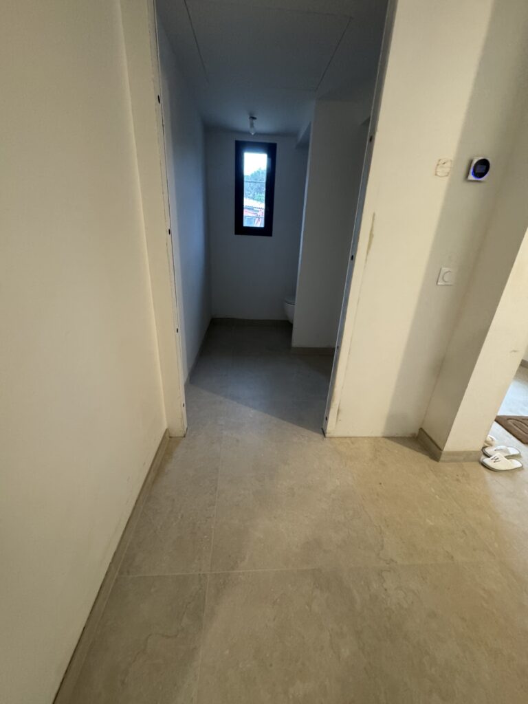 Carrelage clair du couloir et des sanitaires de la villa Pépite à Valbonne